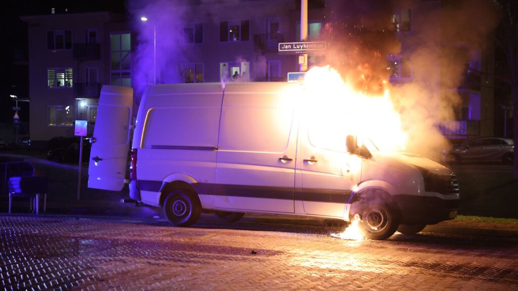 Brandweer blust autobranden in Den Haag en Rijswijk