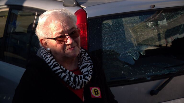 Tonnie (78) is haar auto'tje kwijt en dan zijn er nog halve gare hersenloze #coronahooligens en #sympathisanten die zeggen dat dit komt omdat de #politie is begonnen. /via @NOS.