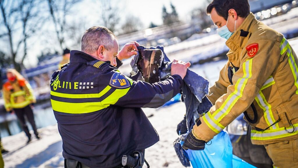 Man Zakt Door Het Ijs Op Het Kanaal In Eindhoven