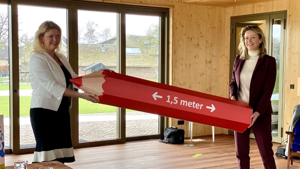 Kajsa Ollongren is verliefd op het stembureau in Herpt: 'Misschien wel het mooiste van Nederland'