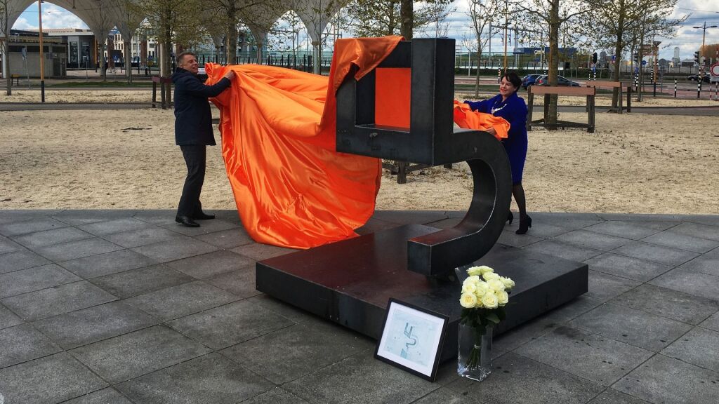 Burgemeester Dijksma onthult oorlogsmonument Leidsche Rijn: 'Voor en ...