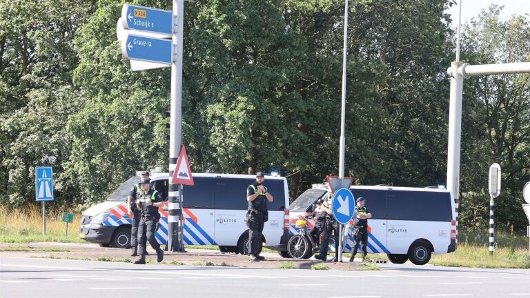 Boerenprotest: ME blokkeert oprit naar snelweg, opmars gaat door -.