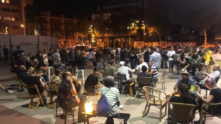 Sterke (re) actie van de Eindhovense horeca om op het Stadhuisplein na te borrelen.