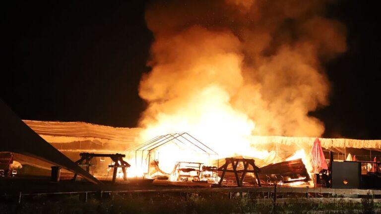Brand verwoest schuur bij grote fruitboomgaard -.