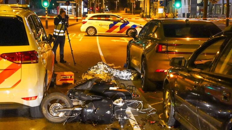 Duo op scooter gewond na aanrijding door bestuurder politieauto Eindhoven -.