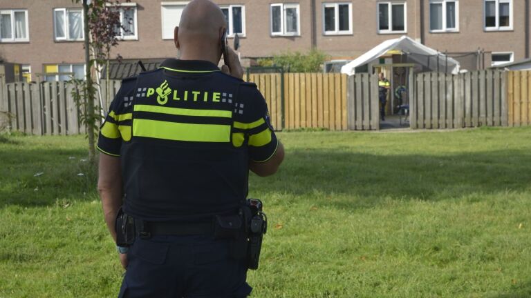 Politie lost waarschuwingsschot om man met zwaard aan te houden -.
