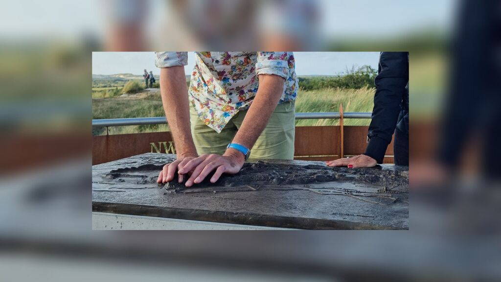 Terschelling heeft een voelmaquette: bronzen eiland voor wie niet goed kan zien