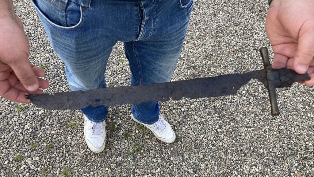 'Eeuwenoud' zwaard uit Babberich blijkt gekocht op Marktplaats
