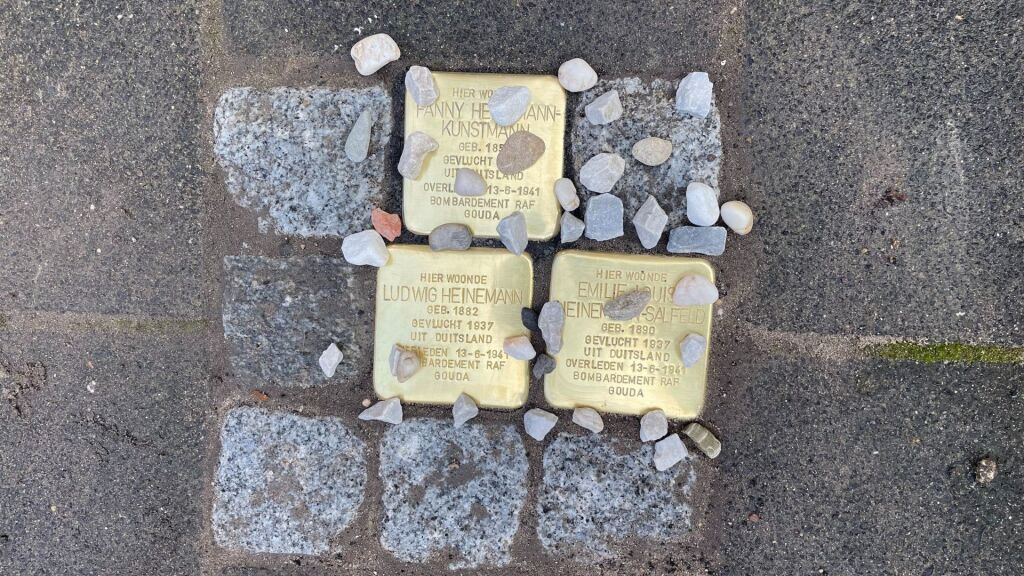 Achterkleinkind van nazi emotioneel nadat hij Stolpersteine voor deur krijgt