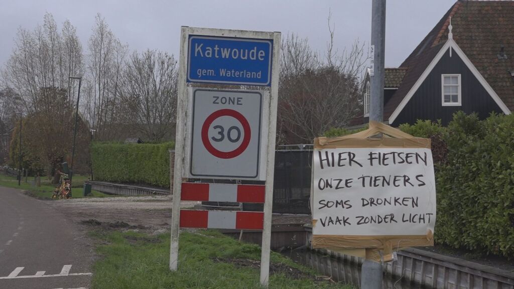 Bewoners plaatsen zelf borden tegen gevaarlijk scheurend sluipverkeer in Katwoude
