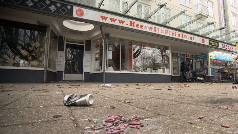 Ruiten van buurthuis ingegooid: 'Jongeren lachen ons keihard uit'