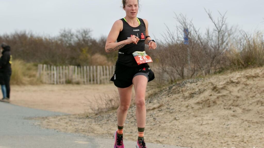 Marathon Rotterdam krijgt voor Nelleke absurde wending na hartstilstand deelnemer: 'Ik dacht eerst d