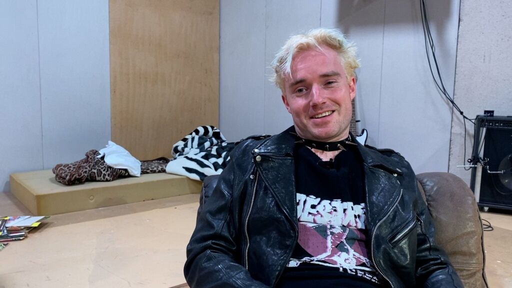 Nieuwe, rauwe versie van Hamlet met punkjas en puntketting in Haarlems Nieuwe, rauwe versie van Hamlet met punkjas en puntketting in Haarlems