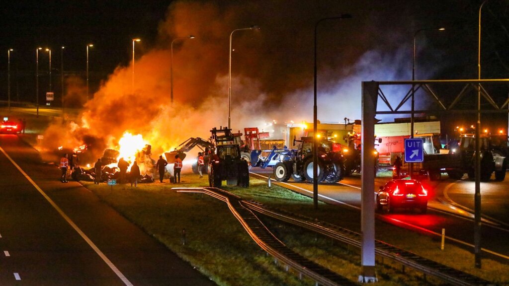Boze boeren stichten brand op snelwegen