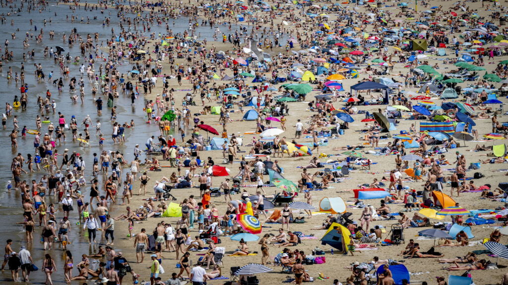 Liveblog | Volle stranden en drukte bij recreatieplassen op zonovergoten zomerdag