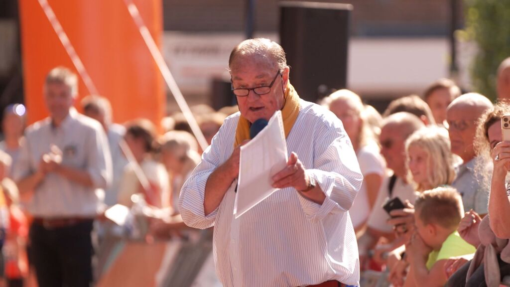 Speaker Henk Borgmeijer (79) hangt na 44 jaar zijn microfoon aan de wilgen