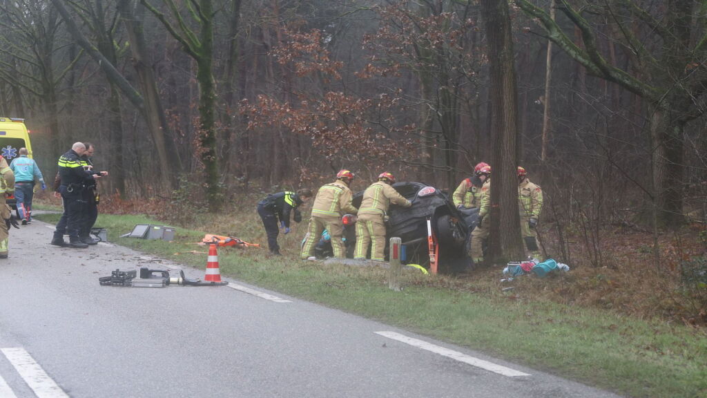 Bestuurder zwaargewond bij botsing tegen boom in Merselo