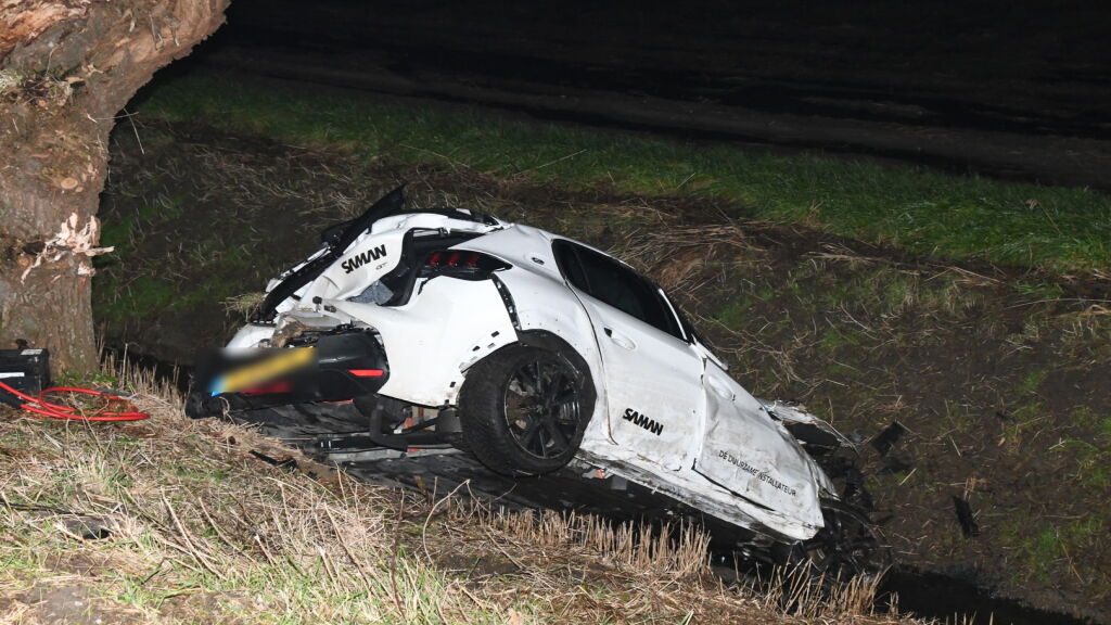 Auto botst tegen knotwilg bij Zonnemaire, twee mensen naar het ziekenhuis