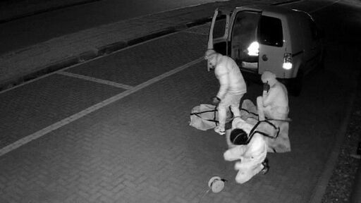 Politie deelt beelden na mislukte kraak bij wapenbedrijf: 'We moeten deze mannen echt vinden'