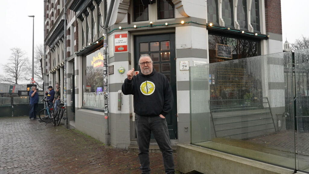 Bruine meubels, een gokmachine en géén tv: dit café uit 1912 is nog steeds een bruine kroeg