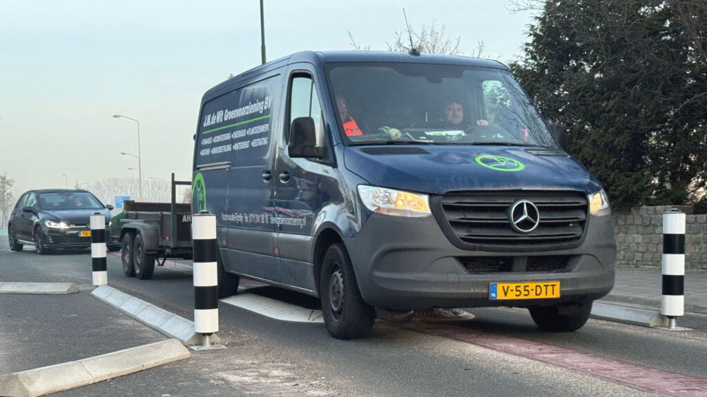 Verkeersdrempels halen vaart uit auto's die dwars door dorp rijden