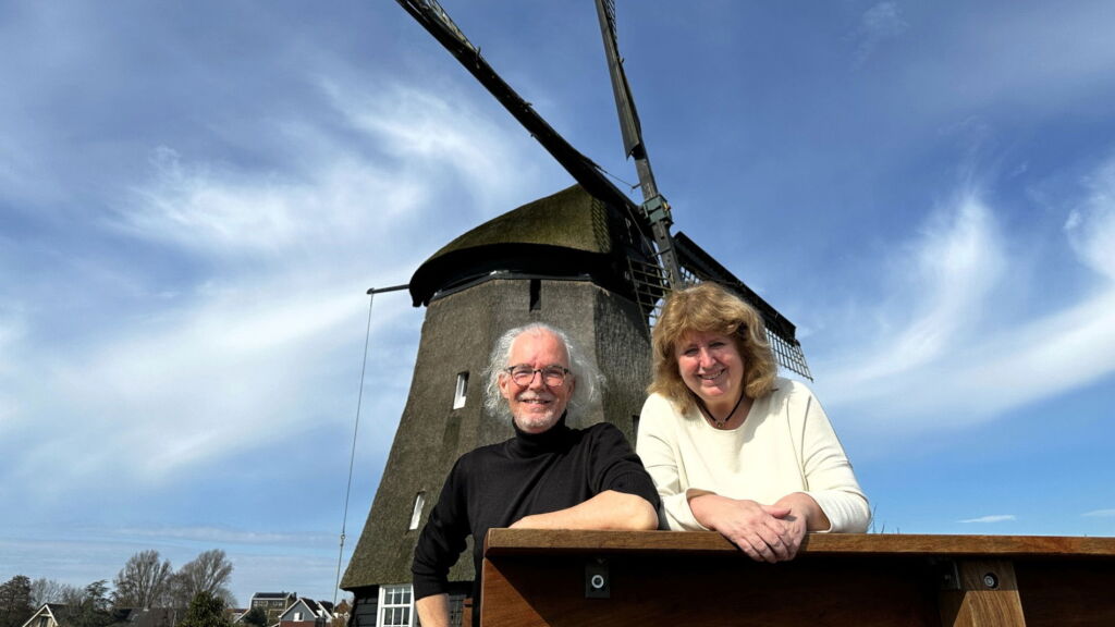 Wens van Suzanne en Rob in vervulling: hun Twuyvermolen maalt weer water uit