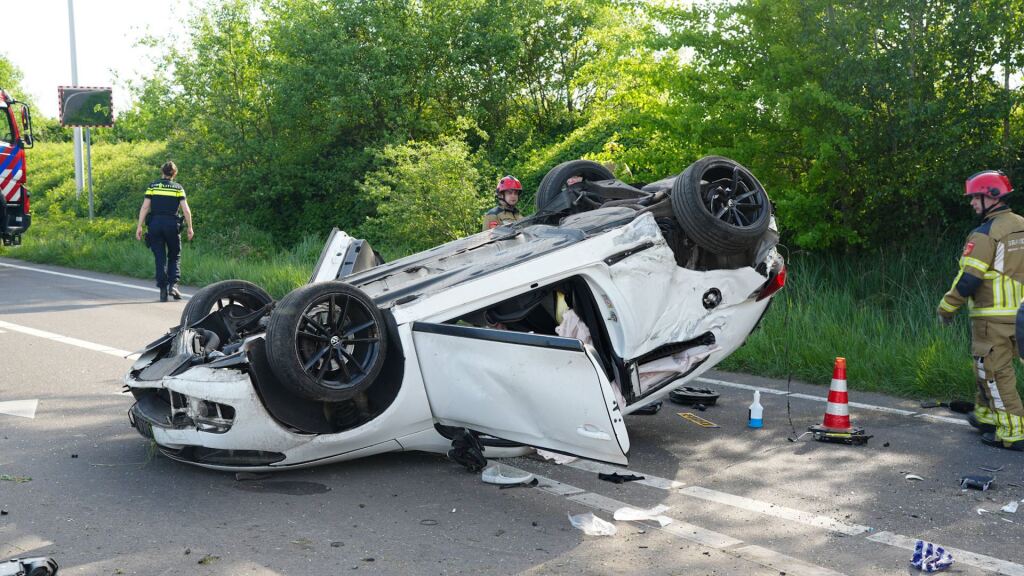 Man zwaargewond nadat hij met auto lantaarnpalen ramt en over de kop slaat
