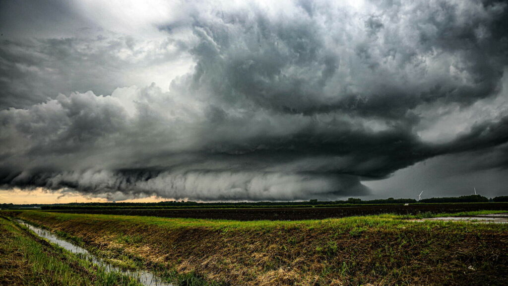 Tornado bij Emmer-Compascuum: 'Dit zie je niet vaak'