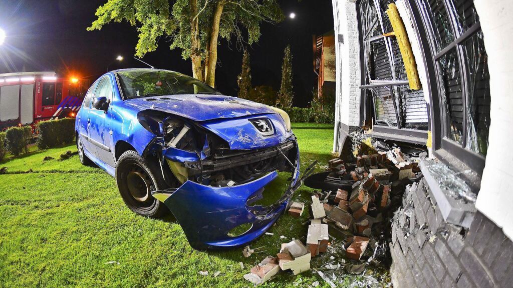 Ravage nadat auto huis binnenrijdt, bestuurder was de overbuurman
