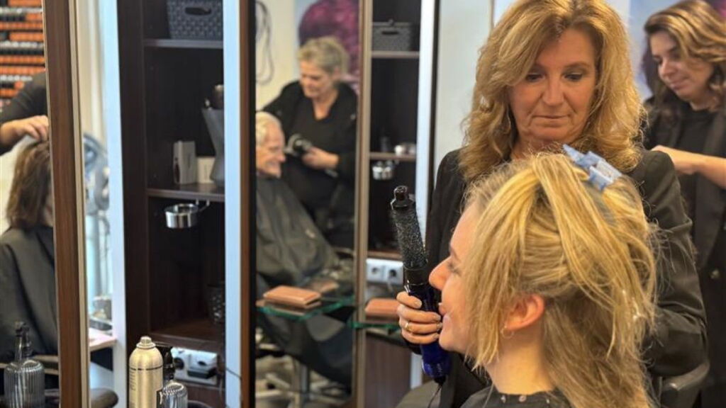 Kapsalon in Voorhof moet na 18 jaar weg voor parkeerdek ondernemer