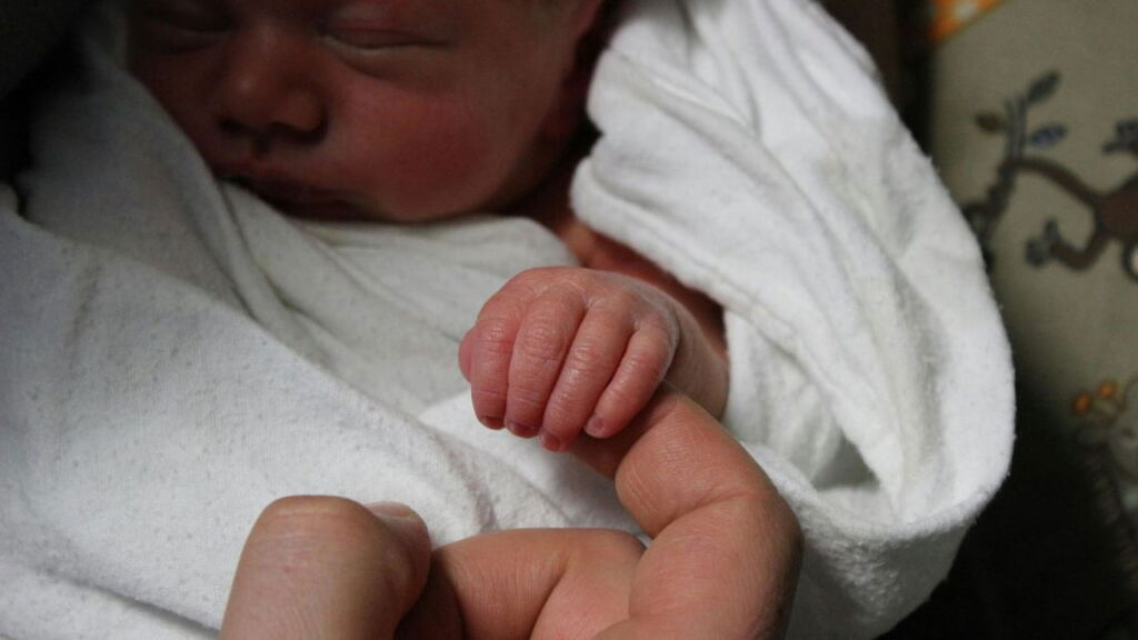 Jonge moeder bevalt in emmer en laat baby doodgaan