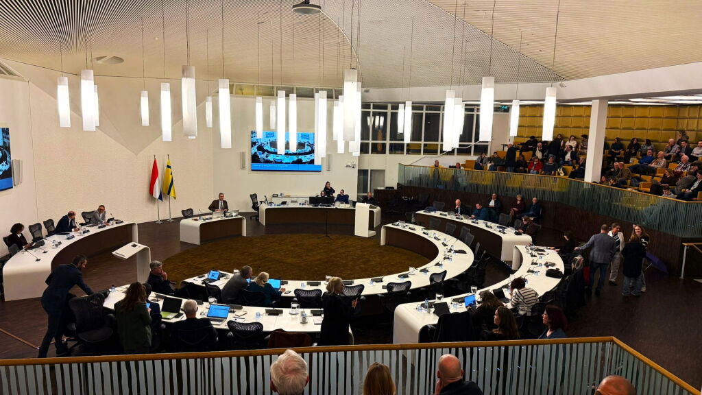 Debat over vergadering onrust stadhuis Lelystad: volg hier de ontwikkelingen