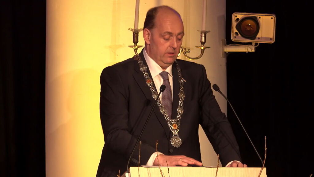 Vlaardingen heeft een nieuwe burgemeester: 'U zult niet teleurgesteld in hem zijn'