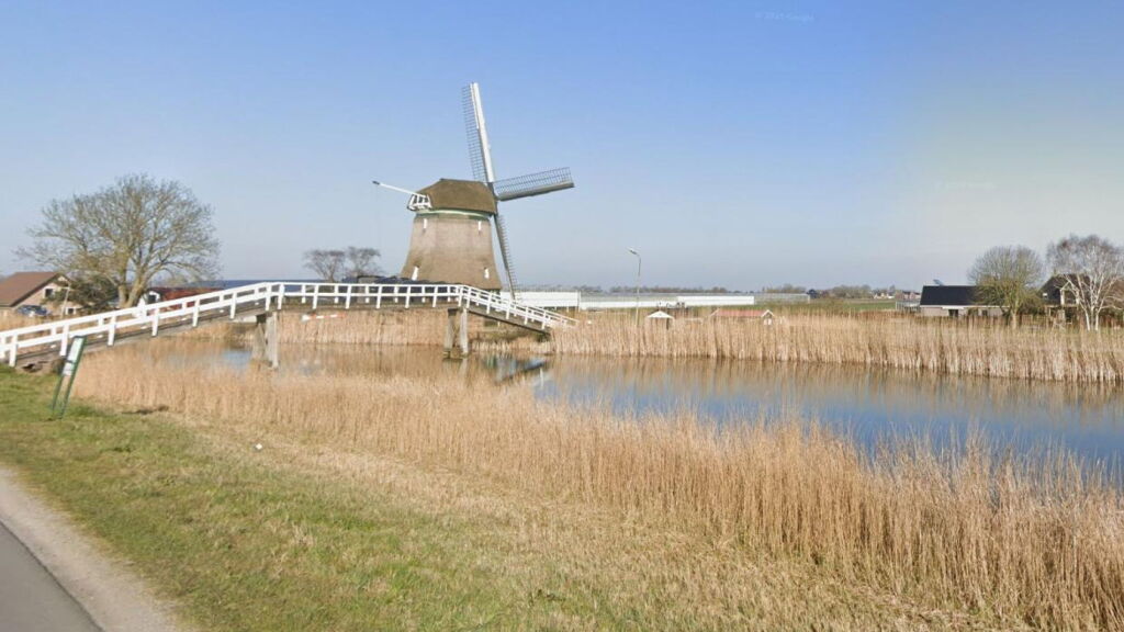 Auto met meerdere personen volledig onder water aan Oostdijk in Heerhugowaard