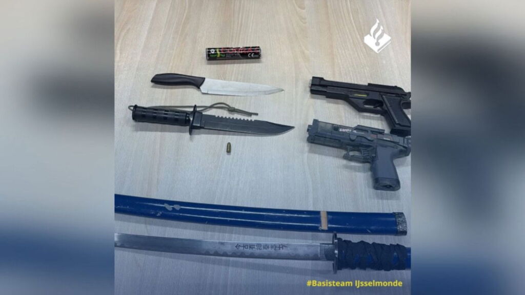 Zwaard, messen en vuurwapens gevonden bij 18-jarige Rotterdammer