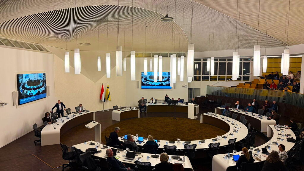 Twee wethouders Lelystad stappen op na explosief debat over ambtelijke crisis