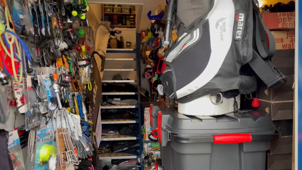 Van overvolle garagebox bij paps en mams naar eigen stek: duikvereniging Hoogersmilde verhuist na 16