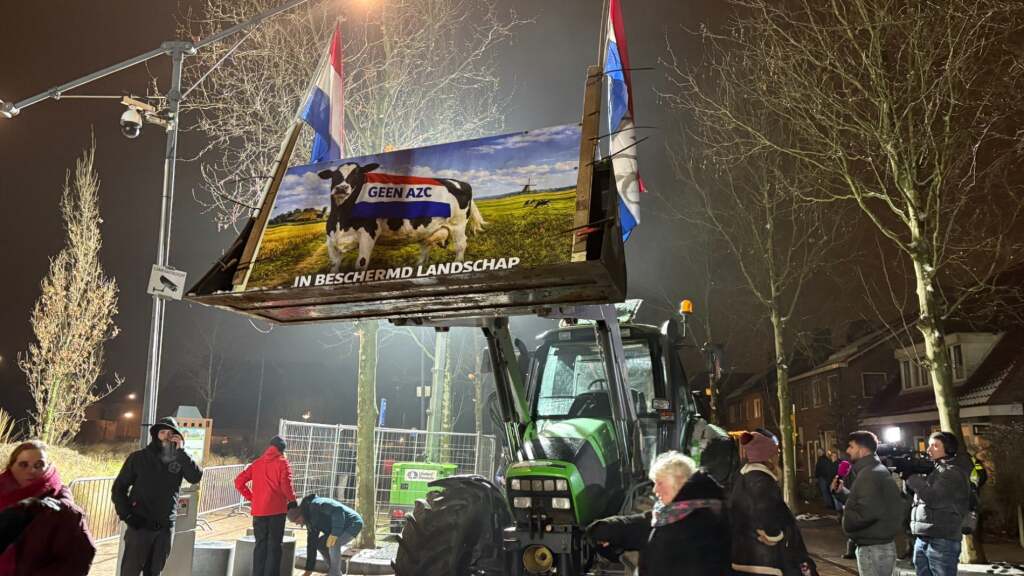 Demonstratie voor- en tegenstanders azc Heemskerk: op sneeuwballen na geen ongeregeldheden