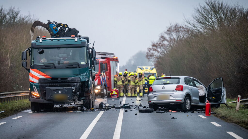 Vrouw (50) overleden na ernstige aanrijding met vrachtwagen