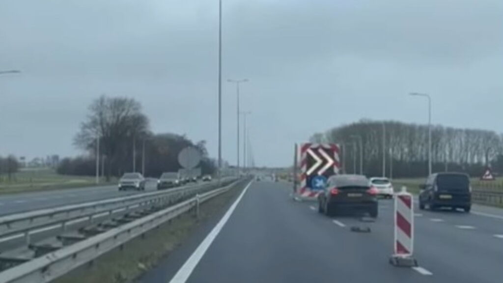 Bestuurder ziet wegafzetting over het hoofd en raakt pijlwagen