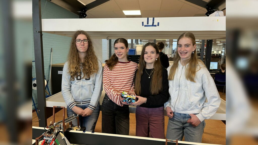 Vier meiden veroveren techniekwereld met legorobot: 'We kunnen elkaar rustig houden'