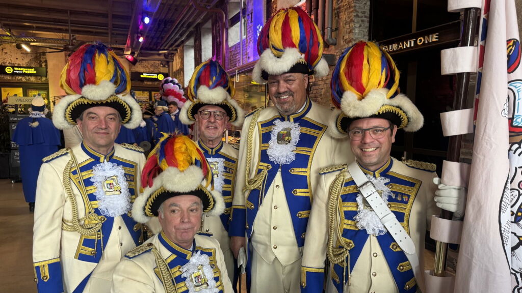 Kleine en grote gardes brengen kleurrijk en sfeervol geheel in Roermond