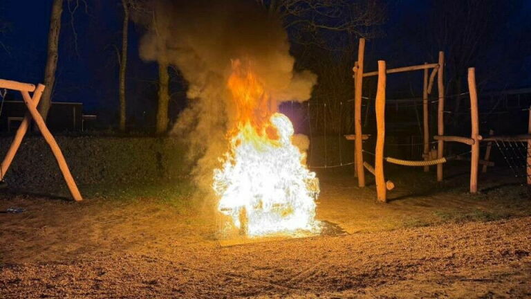 Bankje speeltuin Vrouwenpolder in lichterlaaie