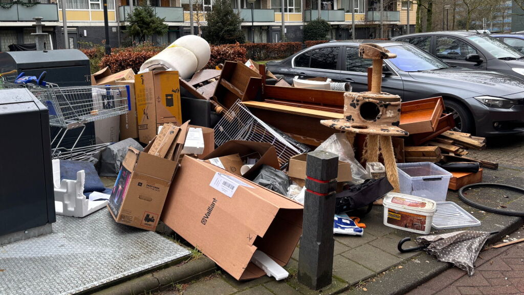 Sinds mensen moeten betalen voor ophalen grofvuil stapelt afval zich op in woonwijken: 'Schandalig!'