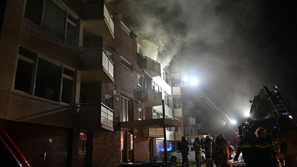 Zwaargewonde bij uitslaande brand in flat Almelo