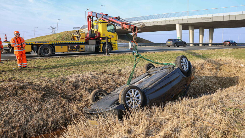 Auto belandt in de sloot langs N50 bij Ens