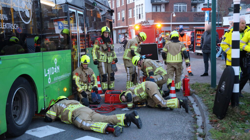Scooterrijder bekneld onder bus na aanrijding