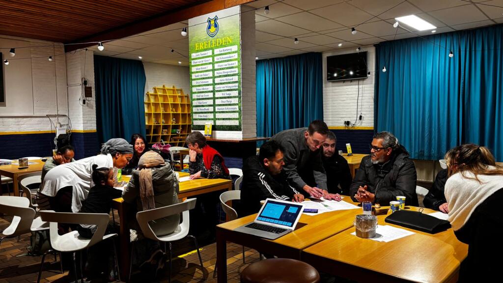 Voetbalvereniging start met taallessen voor ouders jonge voetballers in kantine: 'Win-win, het helpt