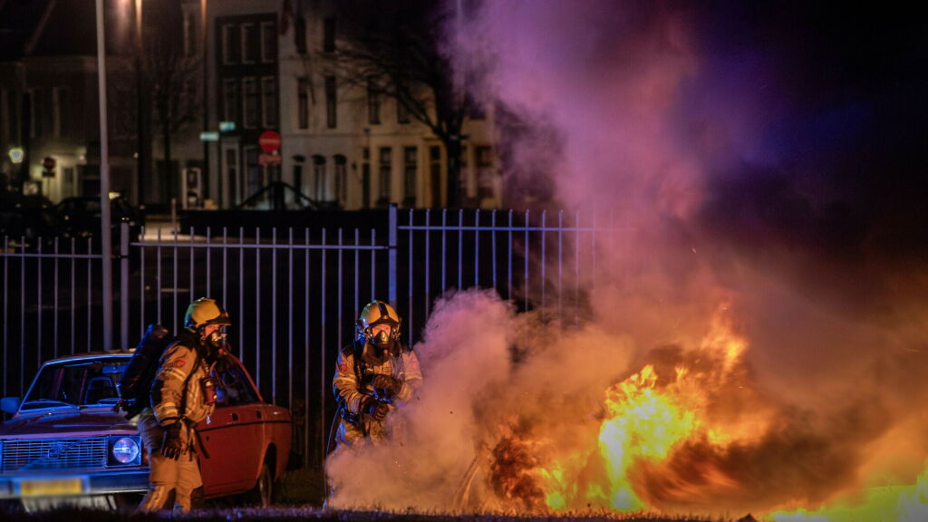 Auto brandt volledig uit in Vlissingen, Rotterdamse vrouw (28) aangehouden