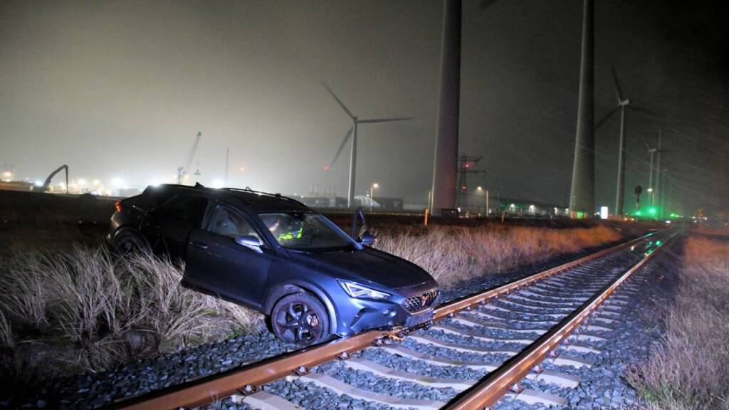 Man belandt onder invloed van drugs met auto op spoorrails bij Vlissingen-Oost